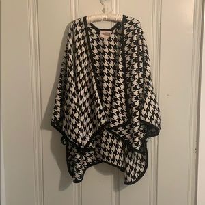 Wool houndstooth capelet